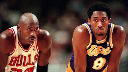 Michael Jordan (l.) und Kobe Bryant stehen bei einem Spiel nebeneinander.&nbsp;