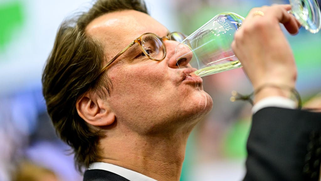 Ministerpräsident von Nordrhein-Westfalen, probiert beim Rundgang durch die NRW-Halle auf der Grünen Woche ein Glas Wein.