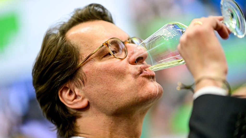 Ministerpräsident von Nordrhein-Westfalen, probiert beim Rundgang durch die NRW-Halle auf der Grünen Woche ein Glas Wein.