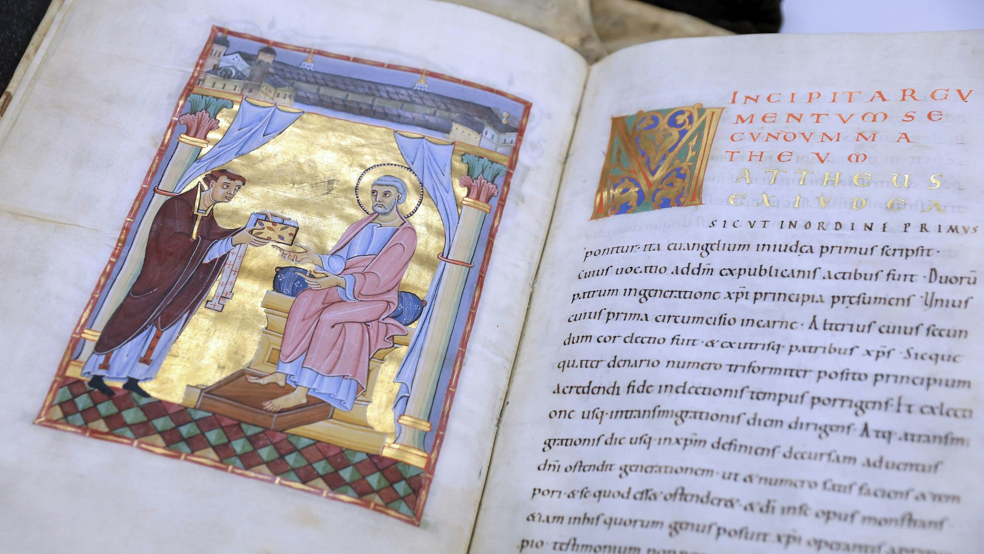 Der Hillinus-Kodex wird nach Konstanz ausgeliehen. Dessen Schöpfer haben nämlich in der dortigen Buchmalerei-Schule im Kloster Reichenau ihr Handwerk gelernt.