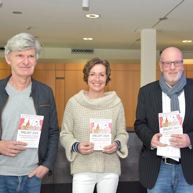 Das Jahresprogramm des Vereins „Große Musik für kleine Ohren“ für Kinder mit 21 Konzerten stellten Claudia Große, Eckhard Radmacher (l.) und Kreis-Kulturchef Engelbert Schmitz vor.