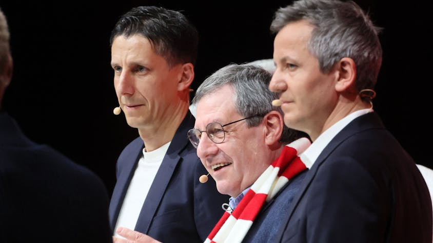 Halten auch in Krisenzeiten zusammen: FC-Präsident Werner Wolf (M.) und die Geschäftsführer Christian Keller (l.) und Philipp Türoff.