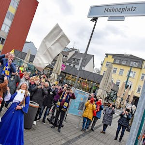 Der Platz vor dem Beueler Rathaus heißt jetzt „Möhneplatz“.