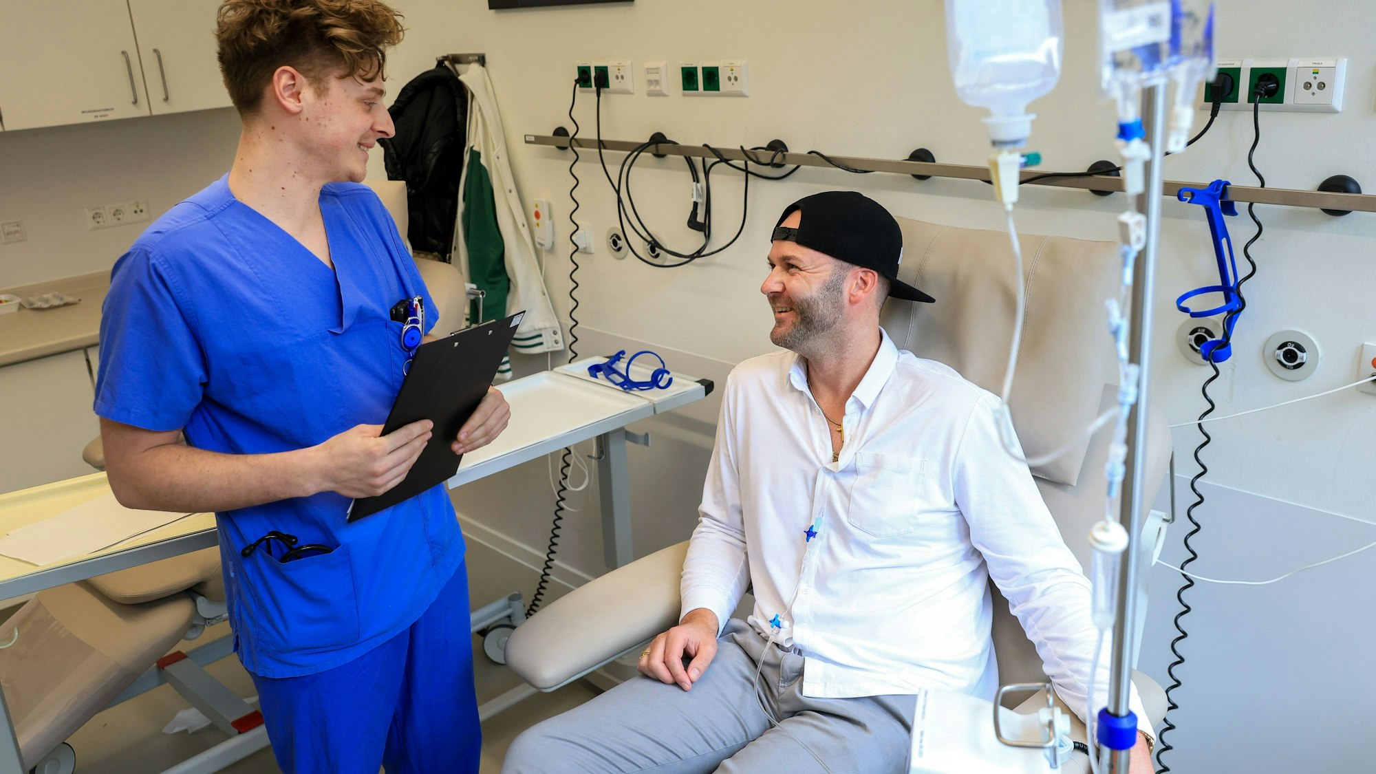 André Schreiber lässt seinen Lungenkrebs mit einer neuartigen Tumortherapie in der Uniklinik Köln behandeln.
Im Bild auch der behandelnde Arzt Dr. Felix John.