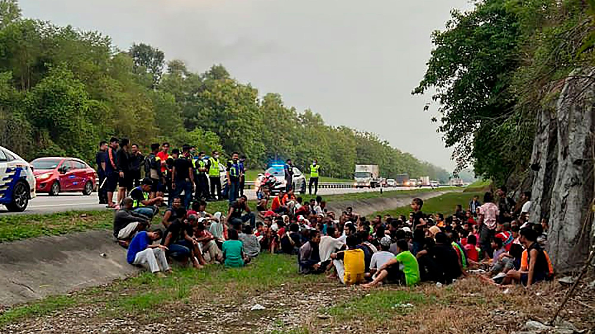 Auf diesem von der Königlichen malaysischen Polizei (Polis Diraja Malaysia, PDRM) veröffentlichten Foto hält die Polizei Rohingya-Flüchtlinge fest, die 2022 aus dem temporären Einwanderungslager Sungai Bakap geflohen waren.