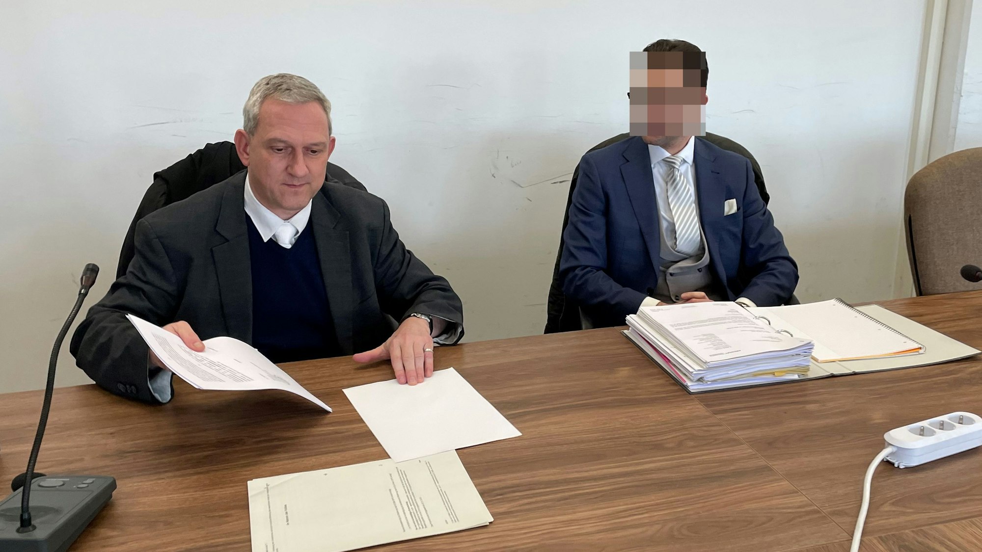 Der beschuldigte AfD-Politiker (r.) mit seinem Verteidiger im Landgericht Köln.