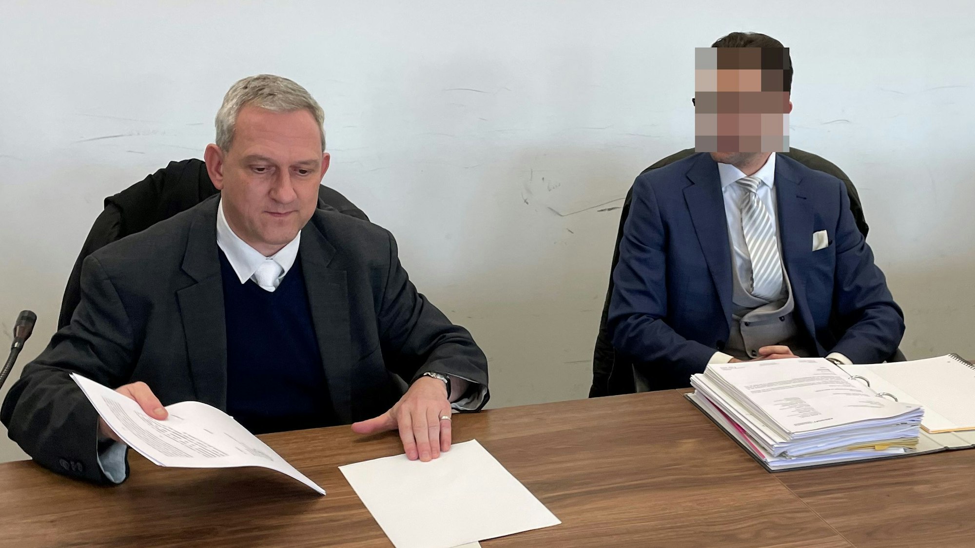 Der beschuldigte AfD-Politiker (r.) mit seinem Verteidiger im Landgericht Köln