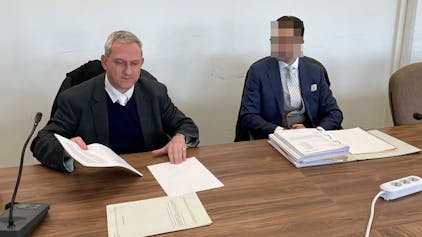 Der beschuldigte AfD-Politiker (r.) mit seinem Verteidiger im Landgericht Köln.