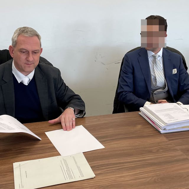 Der beschuldigte AfD-Politiker (r.) mit seinem Verteidiger im Landgericht Köln