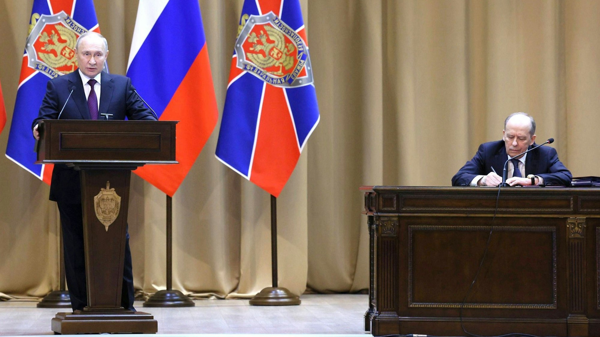 Kremlchef Wladimir Putin hält bei einer Sitzung des FSB-Vorstands eine Rede. Rechts sitzt FSB-Direktor Alexander Bortnikov. Der russische Inlandsgeheimdienst soll Kontakte zu einem AfD-Mitarbeiter pflegen. (Archivbild)