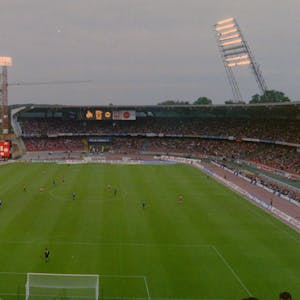 Links im Bild ist der Rohbau der Westtribüne des Rhein-Energie-Stadions. In der Bildmitte bis zum rechten Rand sieht man die noch erhaltenen Reste des Müngersdorfer Stadions.