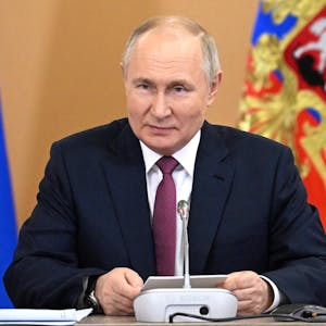 Der russische Diktator Wladimir Putin bei einer Pressekonferenz nach seinem Besuch bei einer großen Russland-Ausstellung in Moskau.