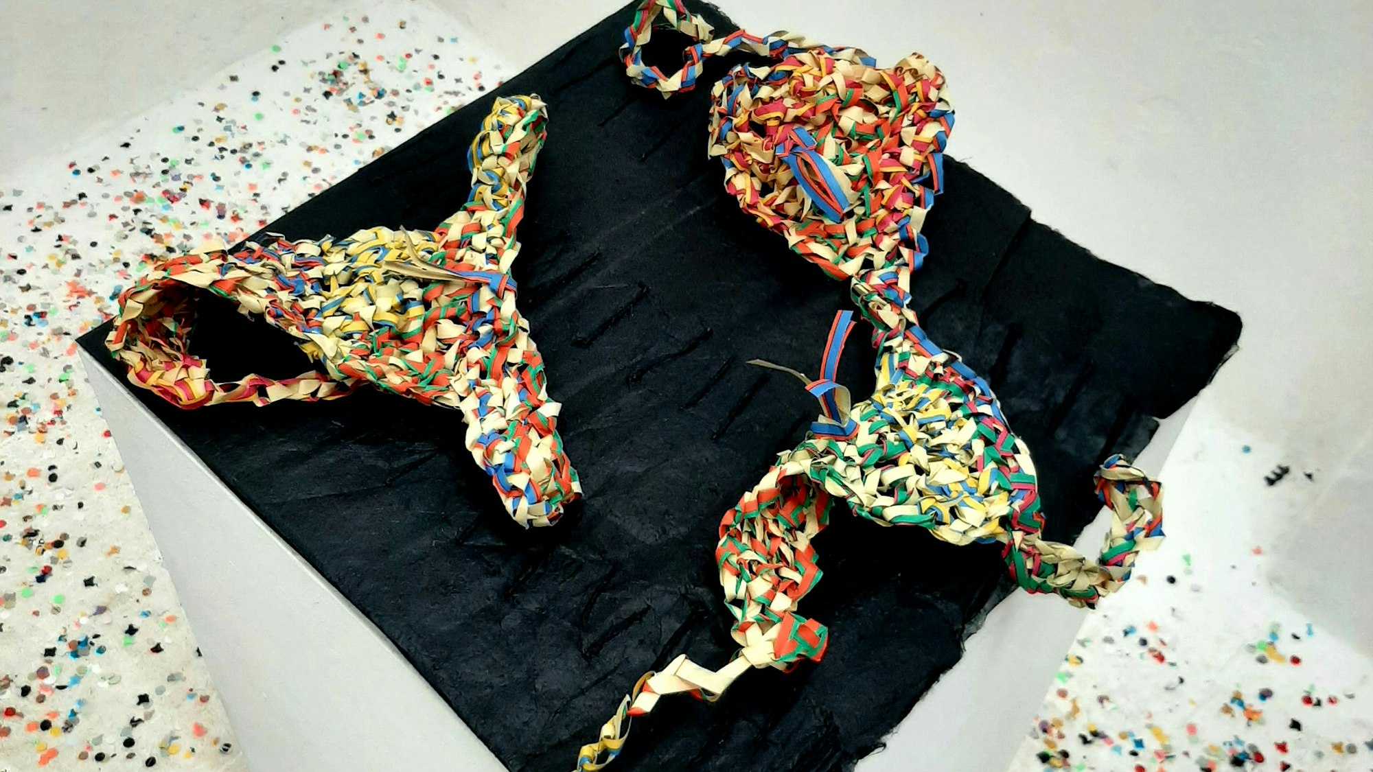 Heiderose Birkenstock-Kotalla strickte aus Luftschlangen Karnevalstextilien aus dem Rheinland und – siehe diesen Bikini – Brasilien.