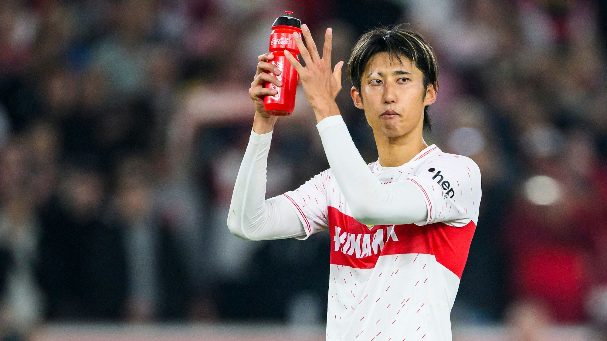 Hiroki Ito klatscht nach einem Spiel des VfB Stuttgart mit den Händen.