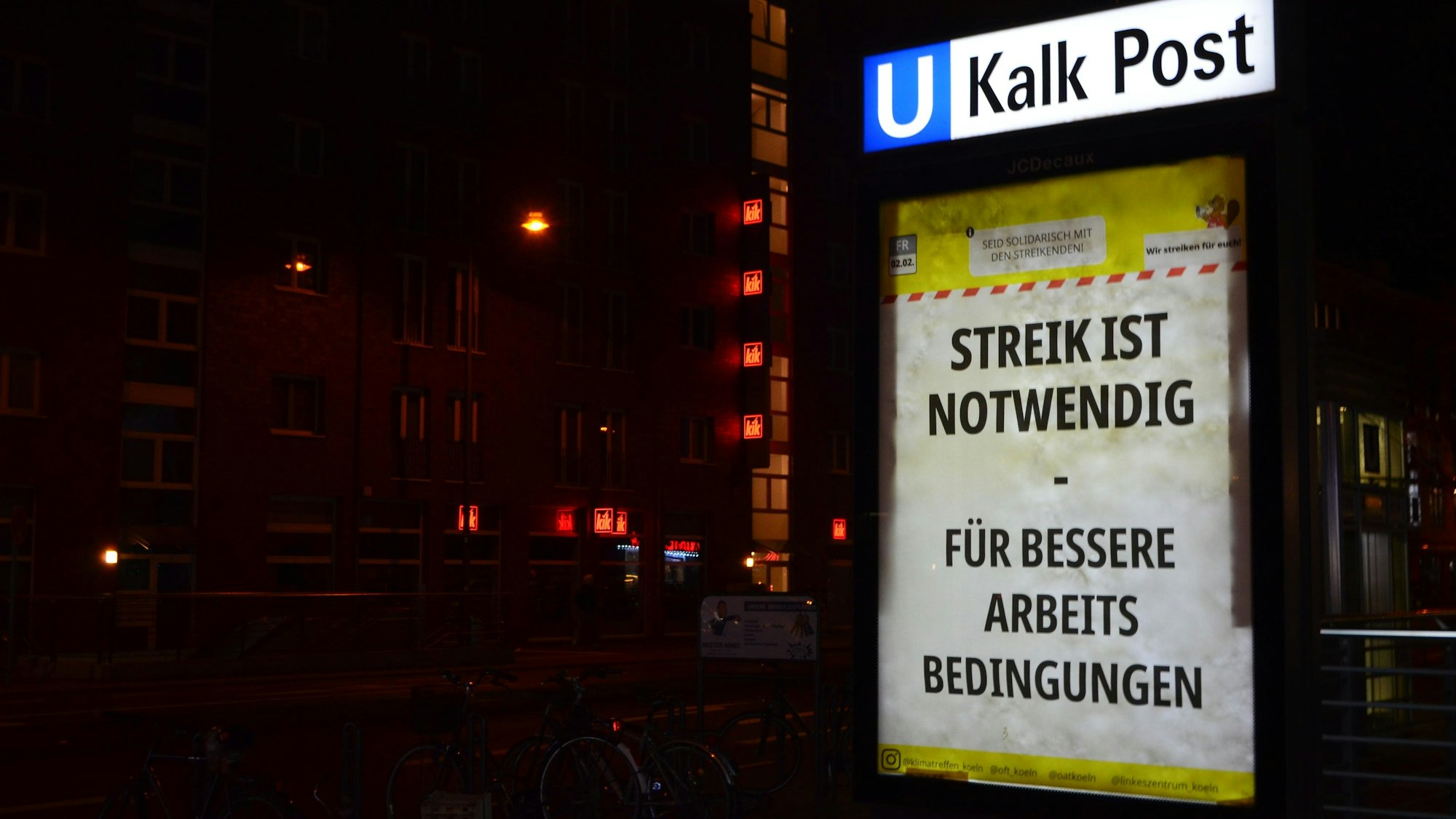 Die gefälschten KVB-Plakate hängen an verschiedenen Kölner Haltestellen.