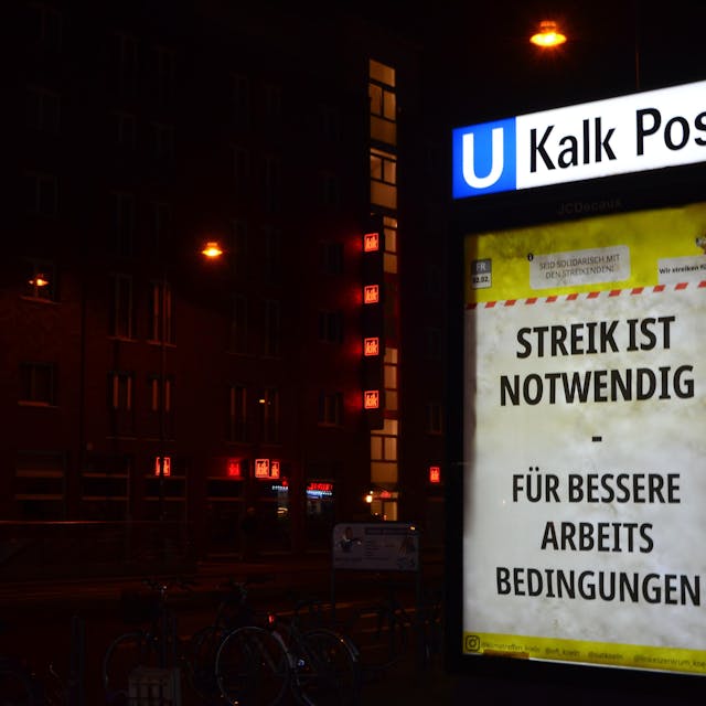 Die gefälschten KVB-Plakate hängen an verschiedenen Kölner Haltestellen.