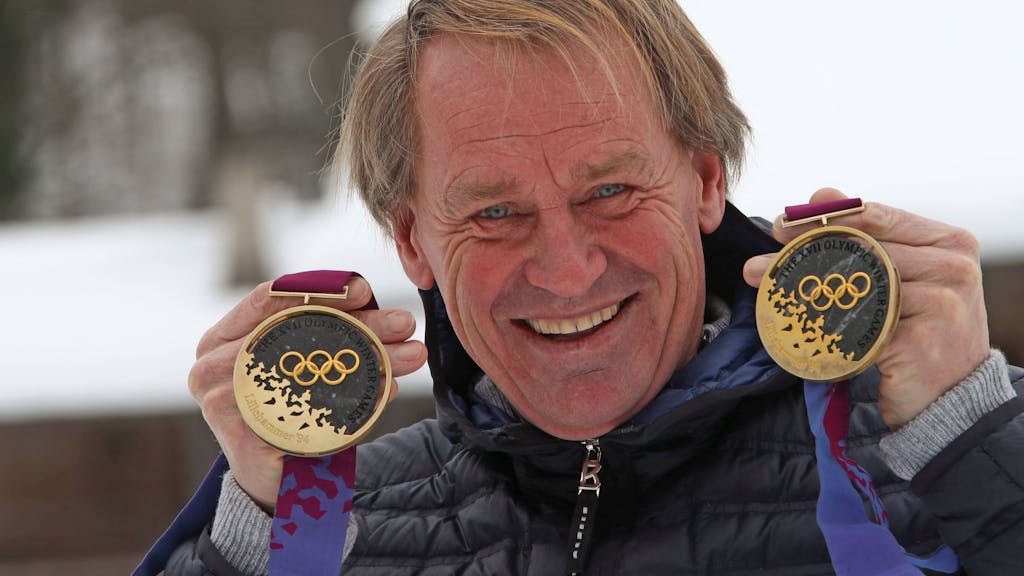 Markus Wasmeier hält seine zwei Goldmedaillen von den Olympischen Spielen 1994 in Lillehammer in die Kamera.