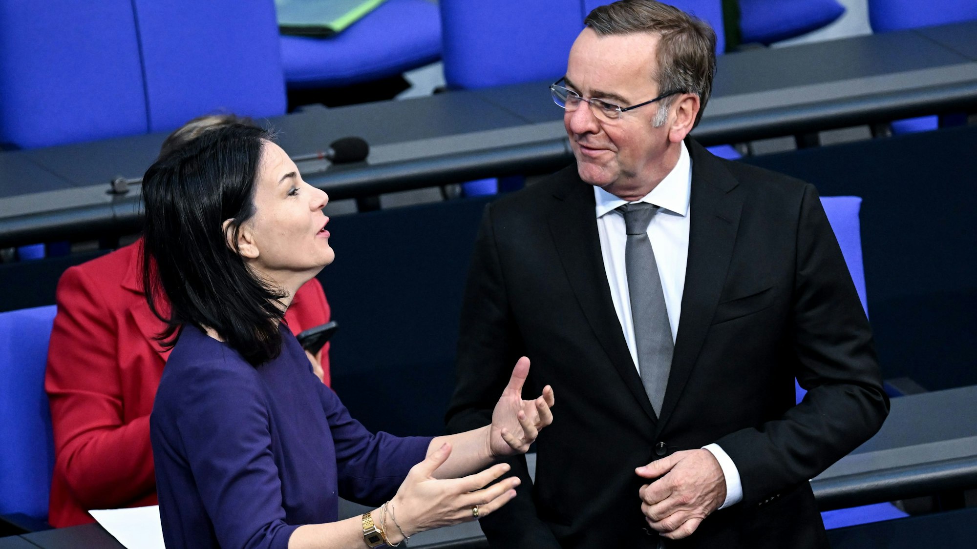 Boris Pistorius (SPD), Bundesminister der Verteidigung, und Annalena Baerbock (Bündnis 90/Die Grünen), Bundesaußenministerin, unterhalten sich vor Beginn der Sitzung im Bundestag.