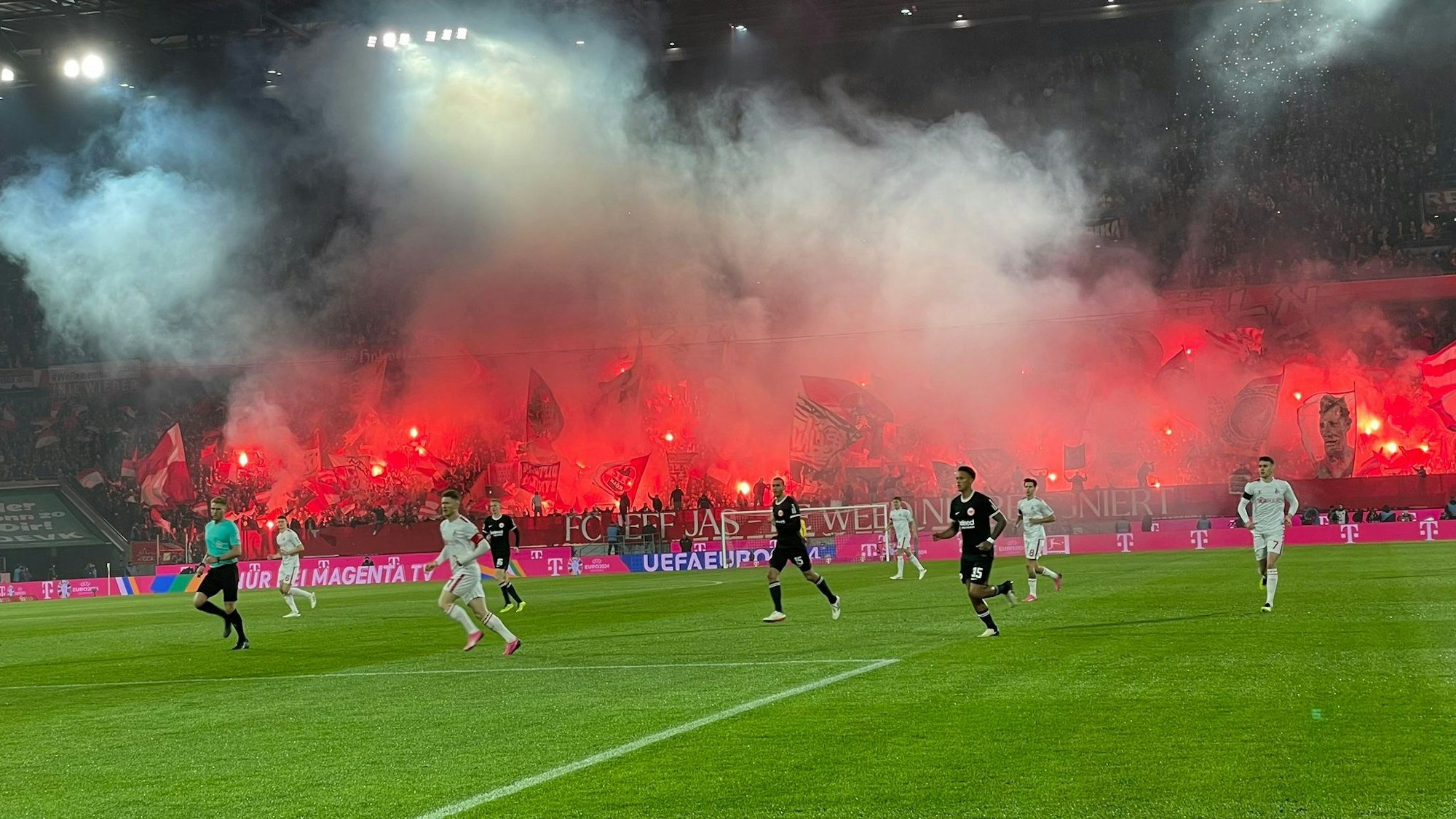 Die Fans des 1. FC Köln starten mit Pyrotechnik in die Partie.