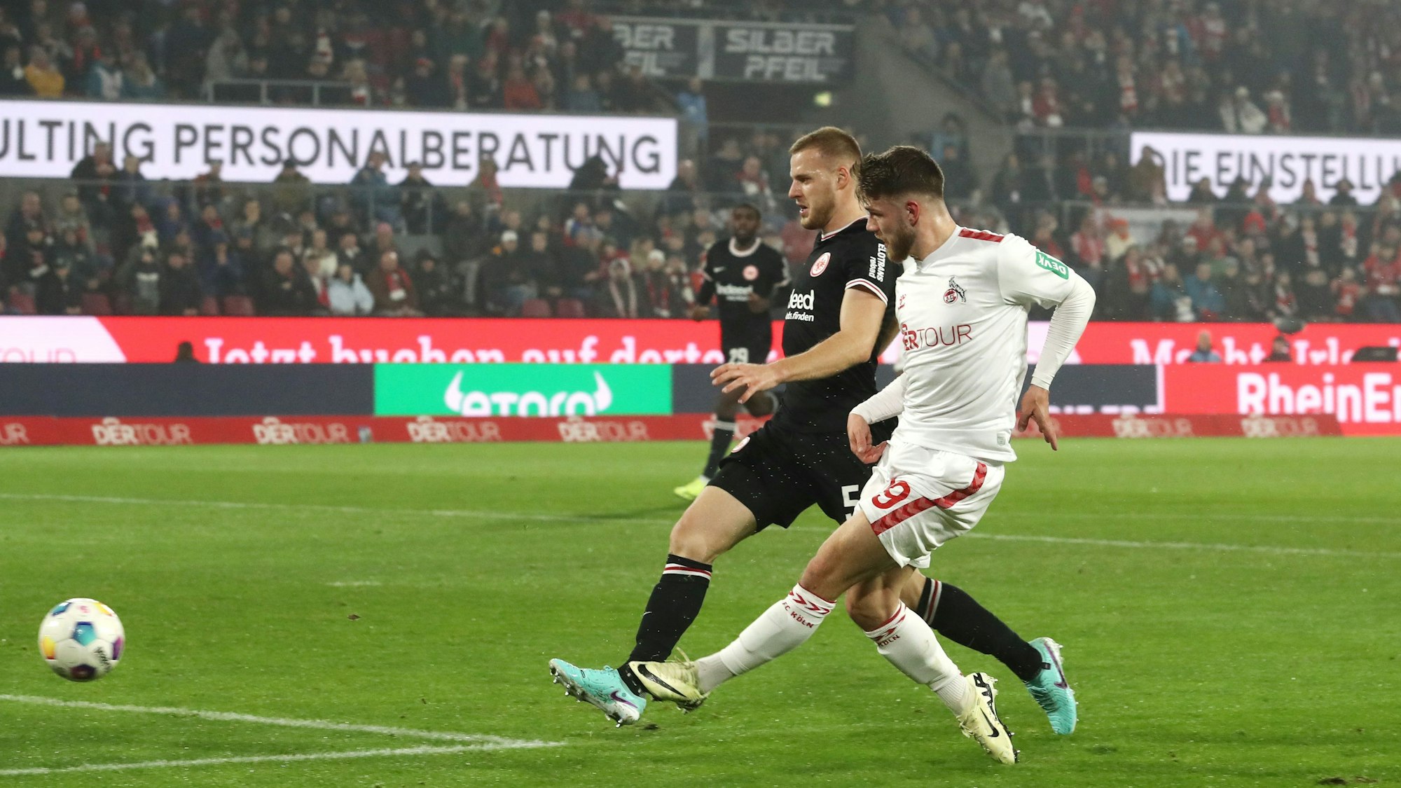 Jan Thielmann (1. FC Köln) schießt aufs Tor der Eintracht.