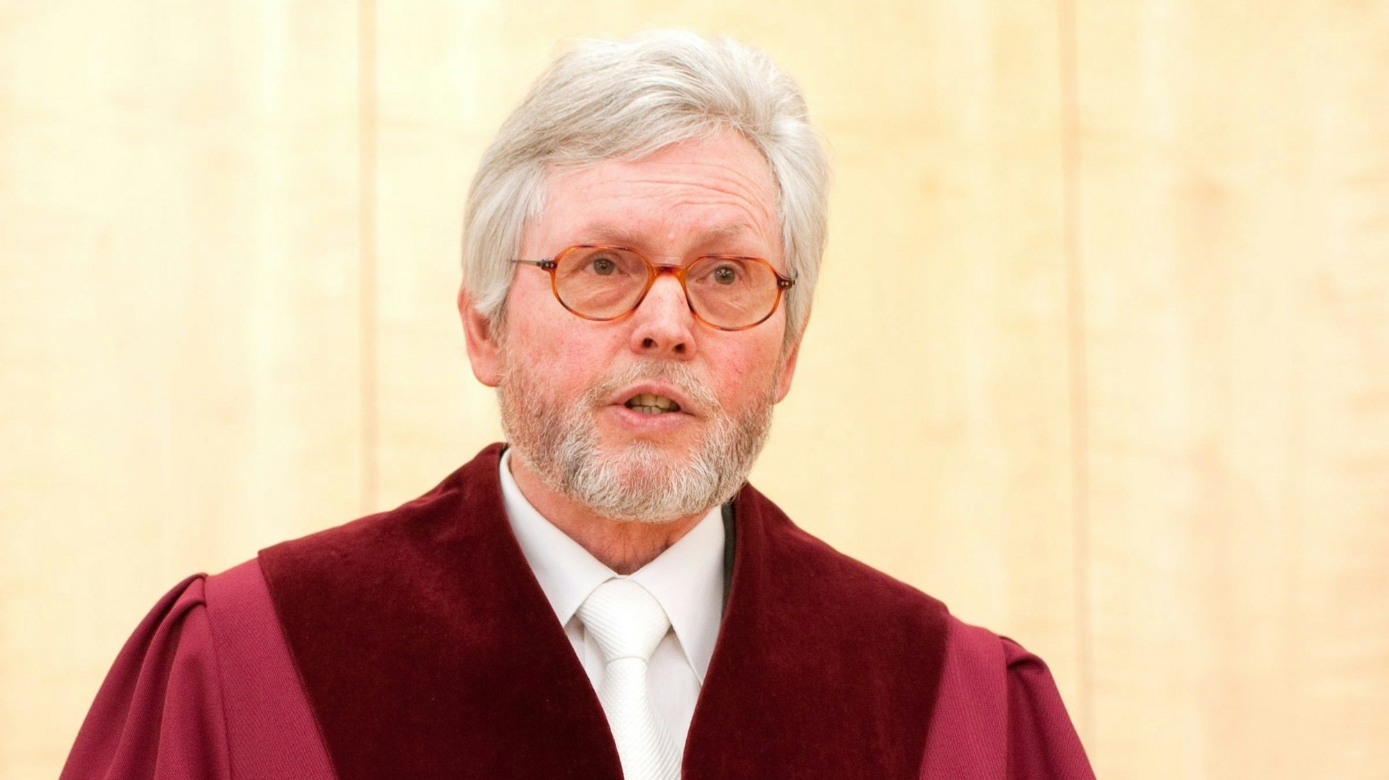 Der frühere Präsident des Verfassungsgerichtshofs für NRW, Michael Bertrams, bei der Verkündung eines Urteils. Foto: Rolf Vennenbernd dpa/lnw  +++(c) dpa - Bildfunk+++