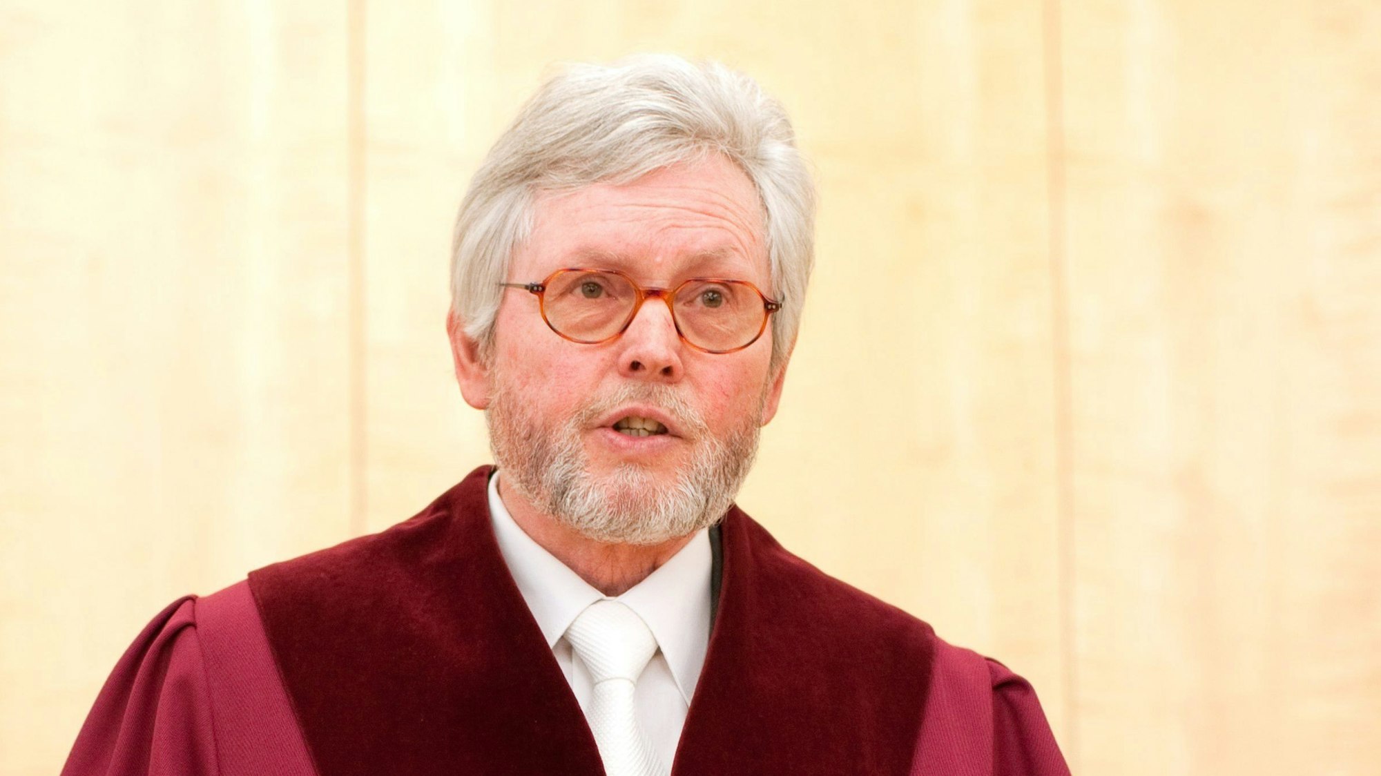 Der Präsident des Verfassungsgerichtshofs für NRW, Michael Bertrams, verkündet ein Urteil.