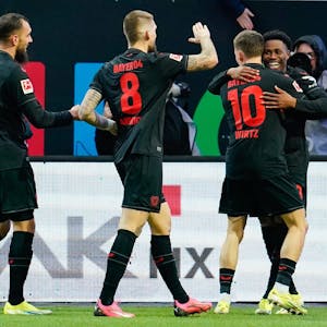 Merck-Stadion am Böllenfalltor: Leverkusens Torschütze Nathan Tella (r) jubelt mit Florian Wirtz, Robert Andrich und Borja Iglesias.