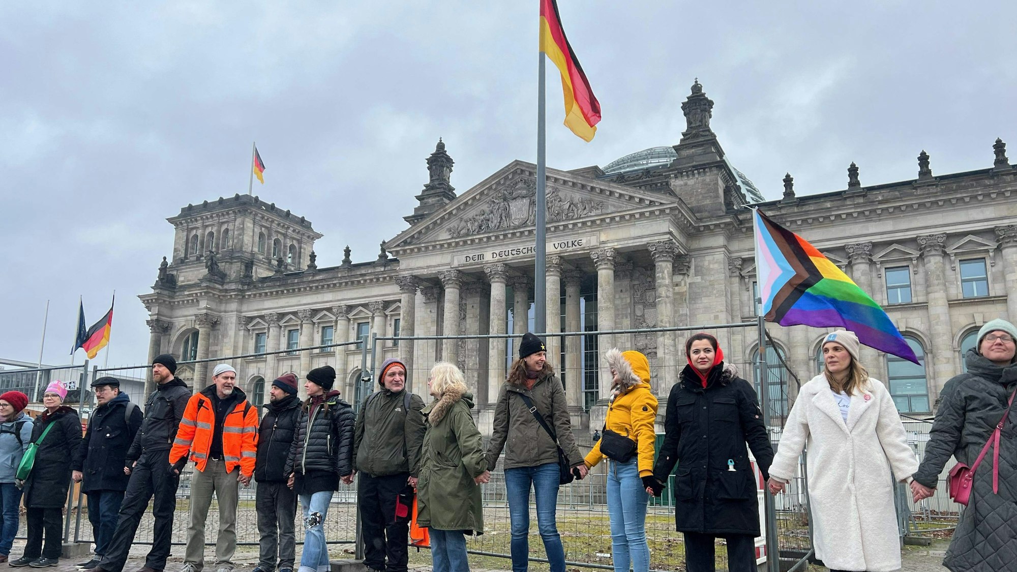Hunderttausende Menschen nahmen am Samstag (3. Februar) an der Menschenkette gegen Rechtsextremismus und die AfD vor dem Reichstag teil.