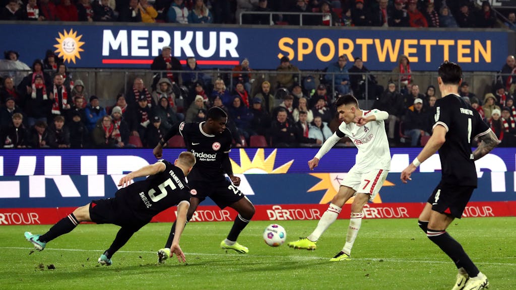 Dejan Ljubicic sucht gegen Eintracht Frankfurt den Abschluss.