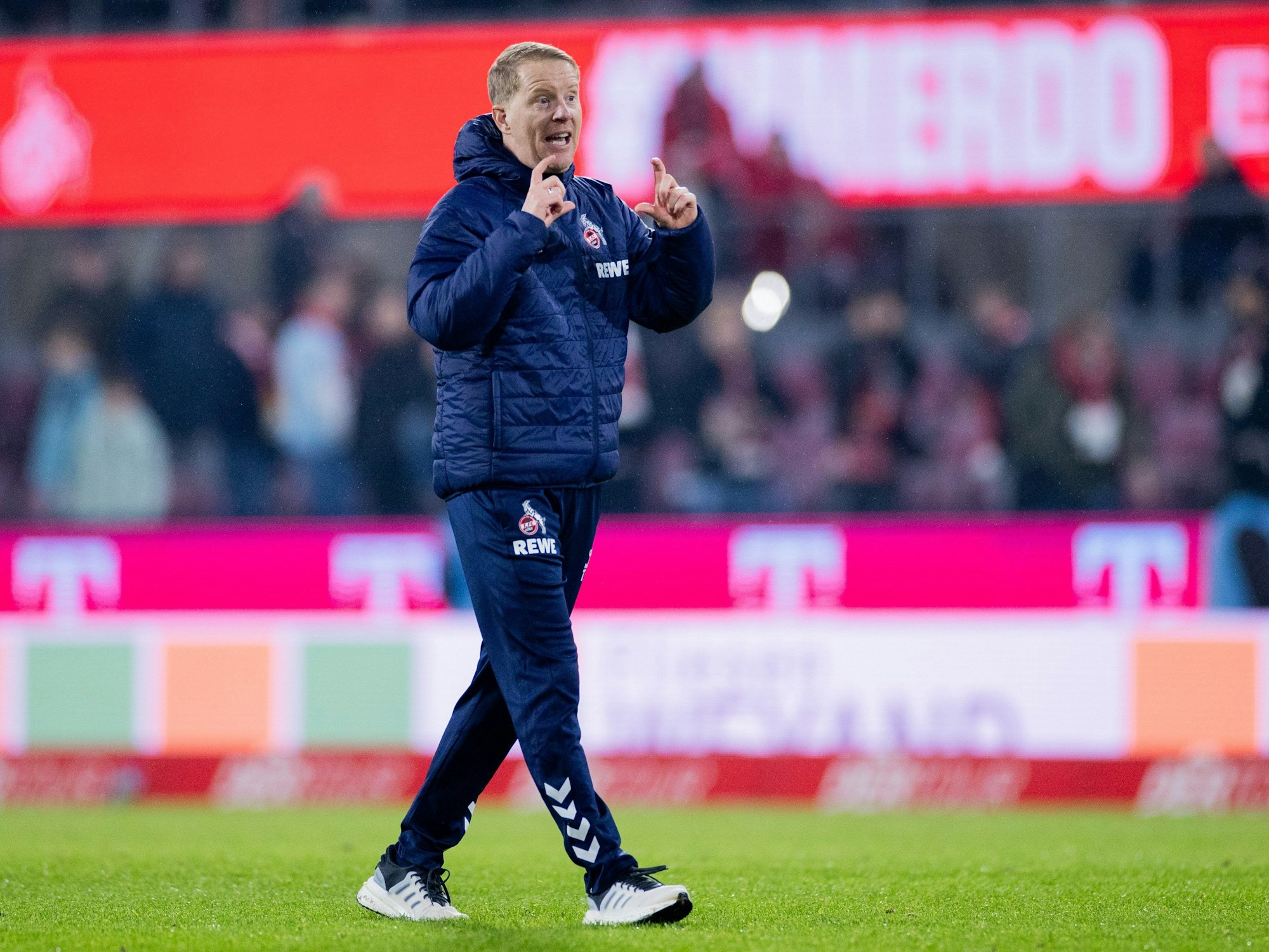 Kölns Trainer Timo Schultz freut sich nach dem Sieg gegen Frankfurt.