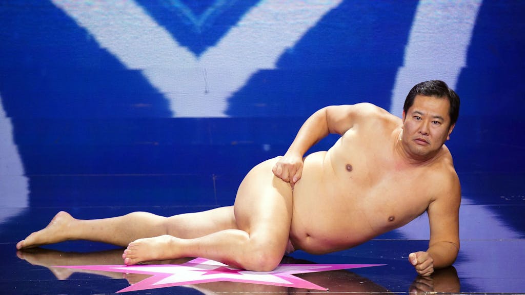 Das Foto stammt aus der RTL-Talentshow „Das Supertalent“ und zeigt den Kandidaten Tonikaku Akarui Yasumura bei seinem Auftritt in Folge 2 auf der Bühne.
