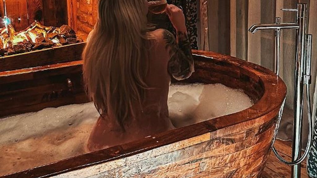 Jenny Frankhauser zeigt sich auf Instagram in der Badewanne.