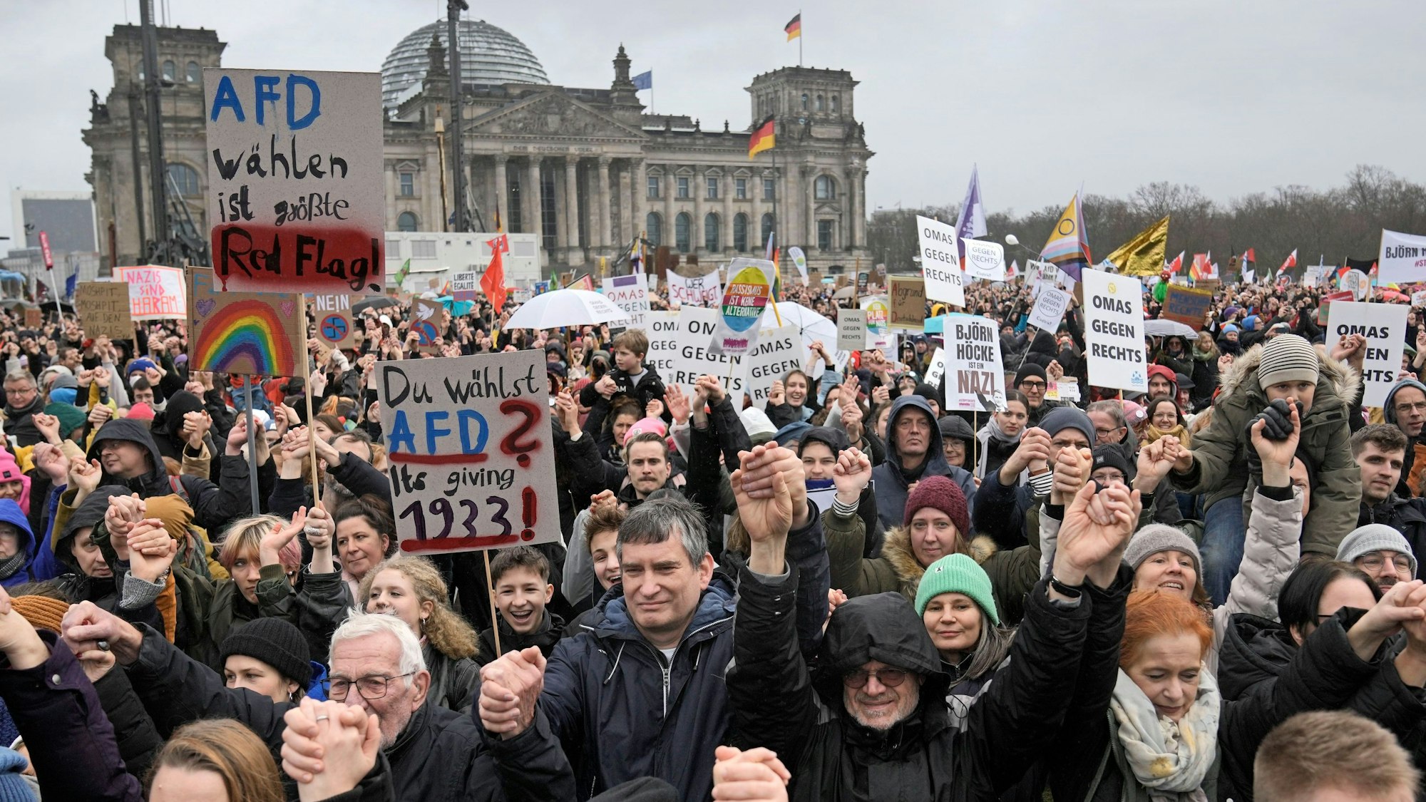 Demonstration gegen Rechtsextremismus und die AfD vor dem Reichstagsgebäude in Berlin am Samstag, 3. Februar