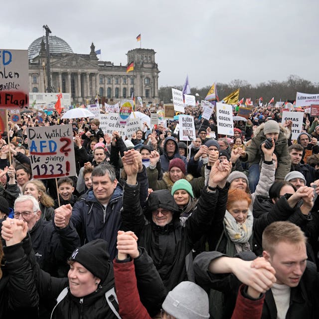 Demonstration gegen Rechtsextremismus und die AfD vor dem Reichstagsgebäude in Berlin am Samstag, 3. Februar
