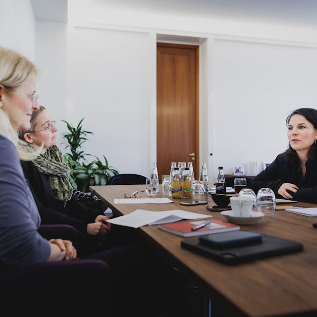 Bundesaußenministerin Annalena Baerbock (Grüne) im Gespräch mit Kristina Dunz und Daniela Vates.