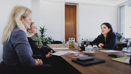 Bundesaußenministerin Annalena Baerbock (Grüne) im Gespräch mit Kristina Dunz und Daniela Vates.