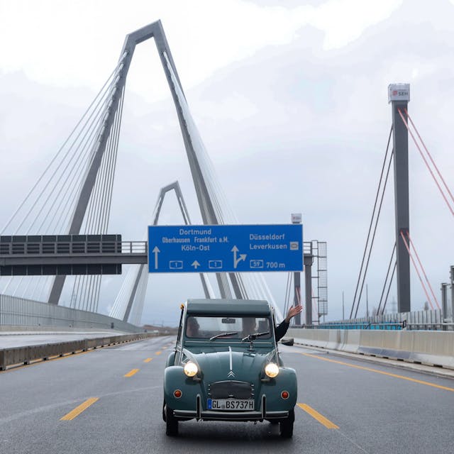 Einmalige Ausnahme: Gegen die Fahrtrichtung ging es zum Startpunkt der Jungfernfahrt. Benedict Stuwe hatte die Premierenquerung über die neue Leverkusener Brücke bei einer „Kölner Stadt-Anzeiger“-Verlosung gewonnen.