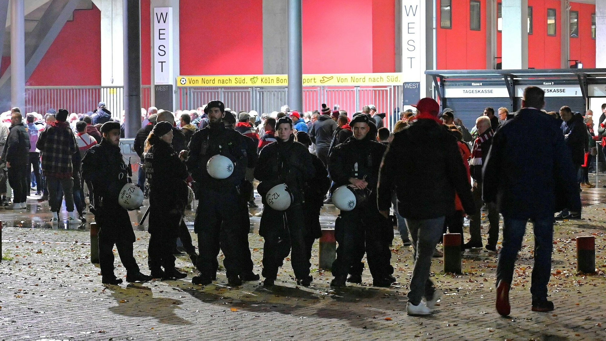 Ein Symbolfoto zeigt Polizei-Kräfte vor dem Rhein-Energie-Stadion in Köln.