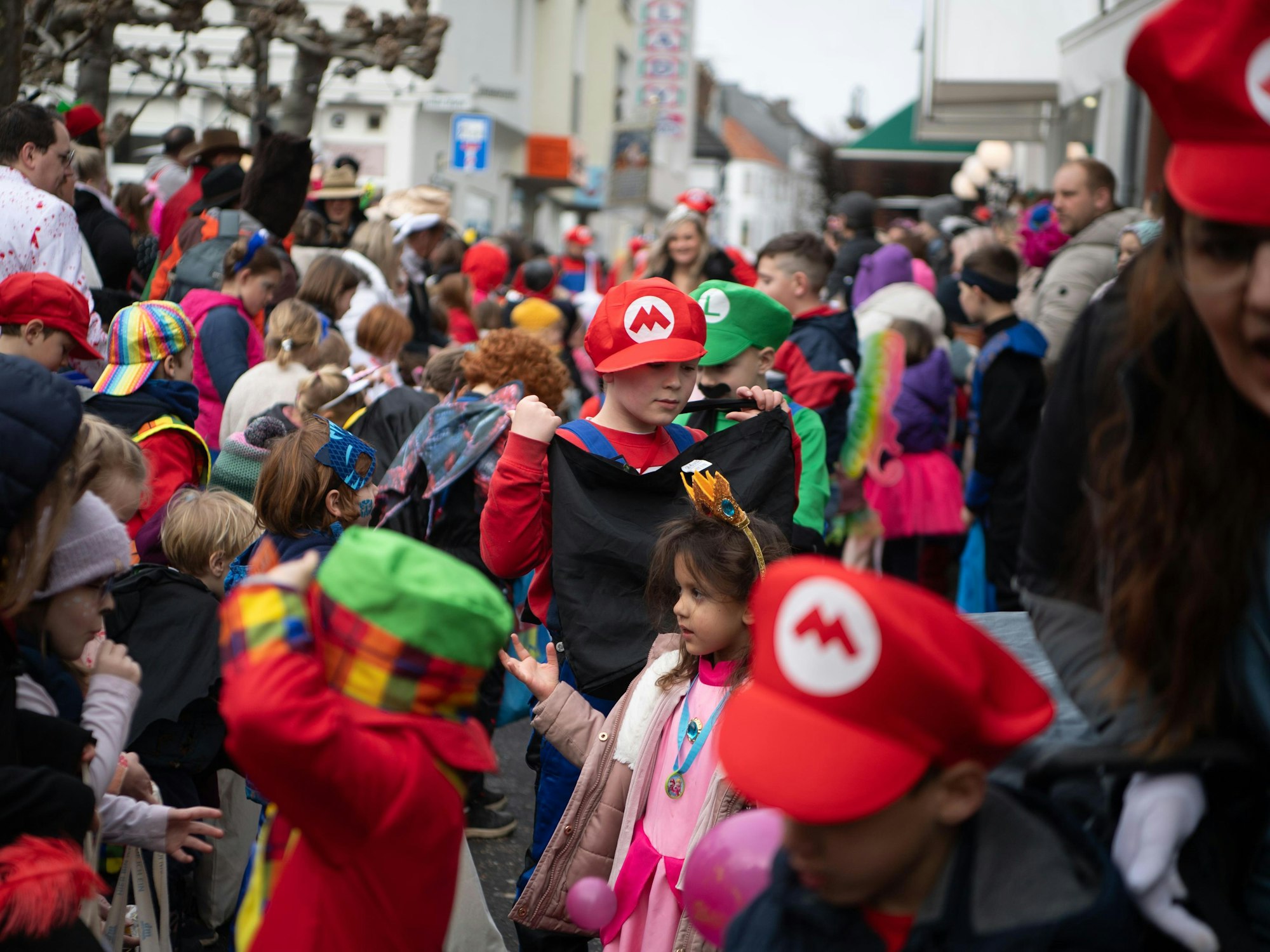 Das Bild zeigt eine Gruppe, die als Super Mario verkleidet war.