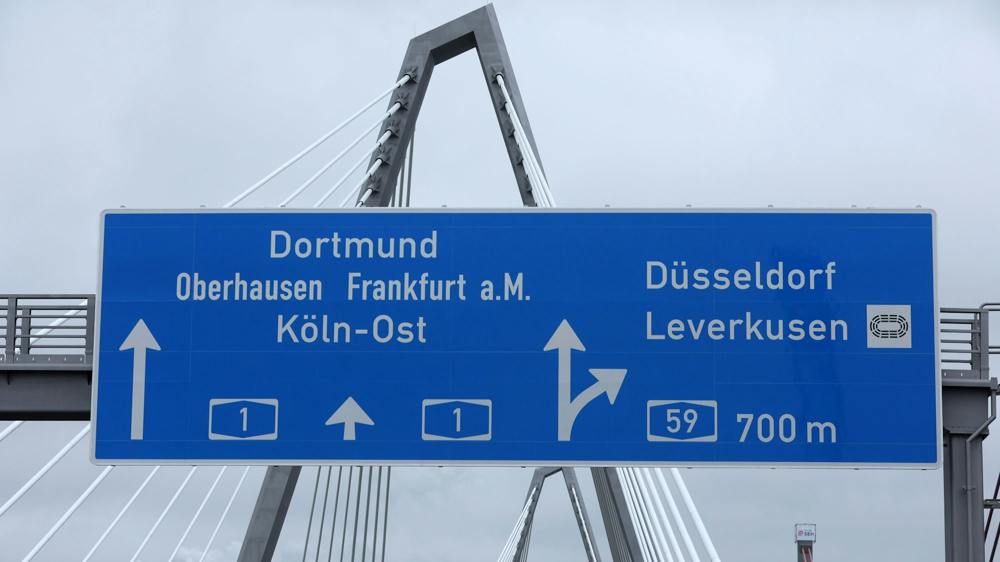 Die neuen Schilder hängen: Die erste Hälfte der neu konstruierten Leverkusener Rheinbrücke ist seit Sonntag, 4. Februar, freigegeben.

