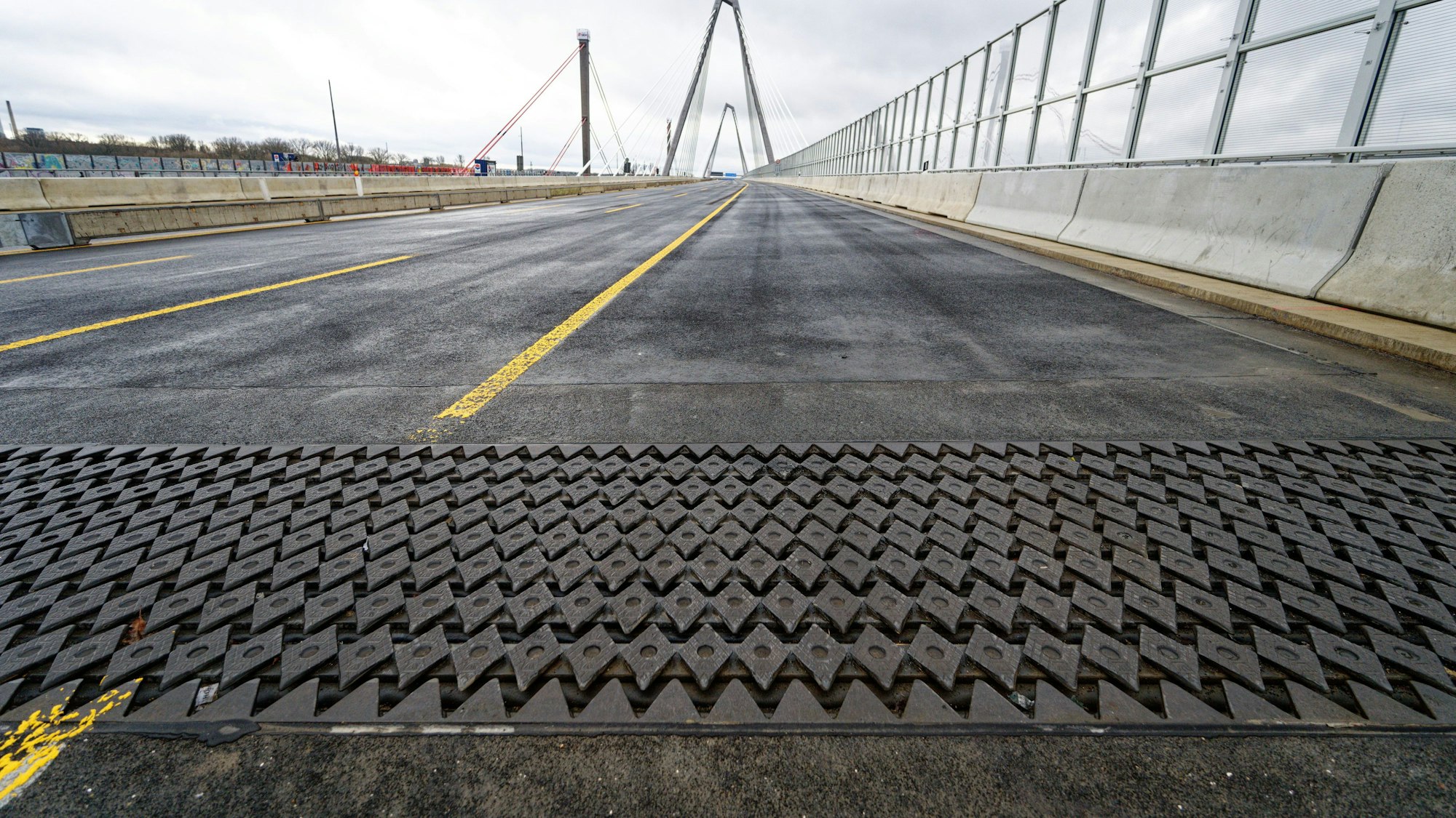 Eine Dehnungsfuge zeigt vor der Verkehrsfreigabe der neuen Leverkusener Brücke den Beginn des Bauwerks an.