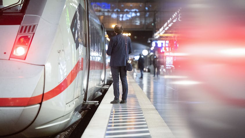 Ein Zugbegleiter steht am Hauptbahnhof an einem ICE. Nach einem schnell beendeten Tarifauftakt Ende Februar wollen sich die Deutsche Bahn und die Eisenbahn- und Verkehrsgewerkschaft (EVG) an diesem Dienstag erneut zusammensetzen. (zu dpa "Nächste Tarifrunde bei der Bahn - Warnstreiks drohen") +++ dpa-Bildfunk +++