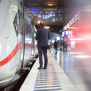Ein Zugbegleiter steht am Hauptbahnhof an einem ICE. Nach einem schnell beendeten Tarifauftakt Ende Februar wollen sich die Deutsche Bahn und die Eisenbahn- und Verkehrsgewerkschaft (EVG) an diesem Dienstag erneut zusammensetzen. (zu dpa "Nächste Tarifrunde bei der Bahn - Warnstreiks drohen") +++ dpa-Bildfunk +++
