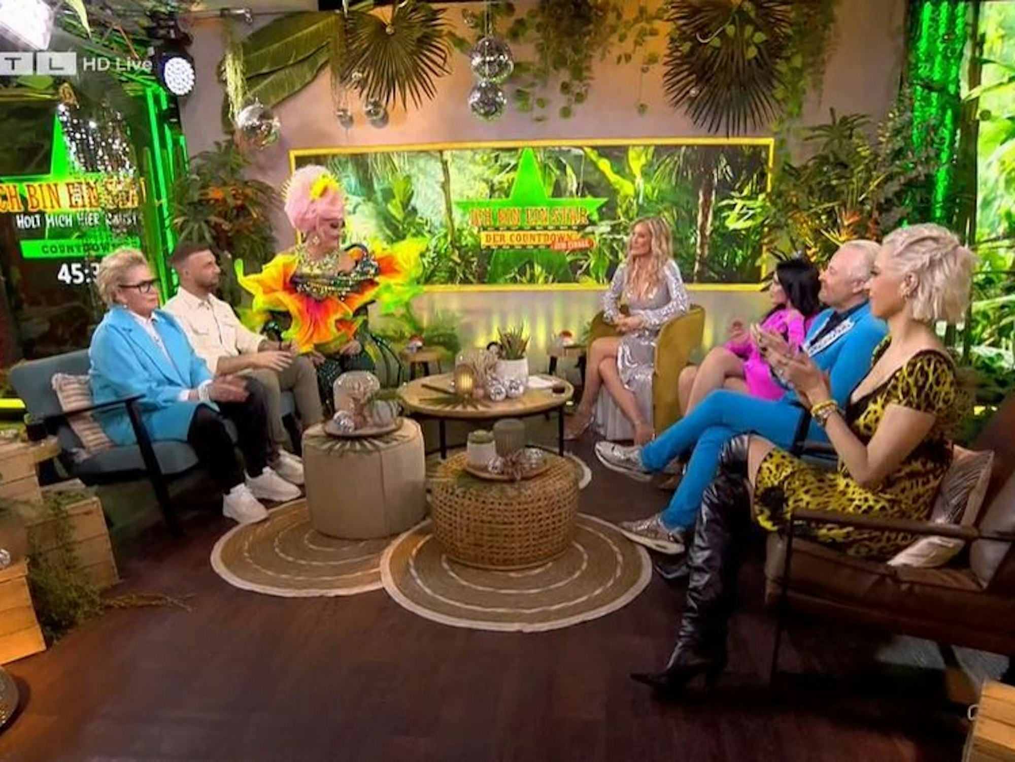 Die Moderatorinnen Olivia Jones und Angela Finger-Erben mit ihren Gästen bei der Vorab-Show zum Finale des Dschungelcamp 2024.