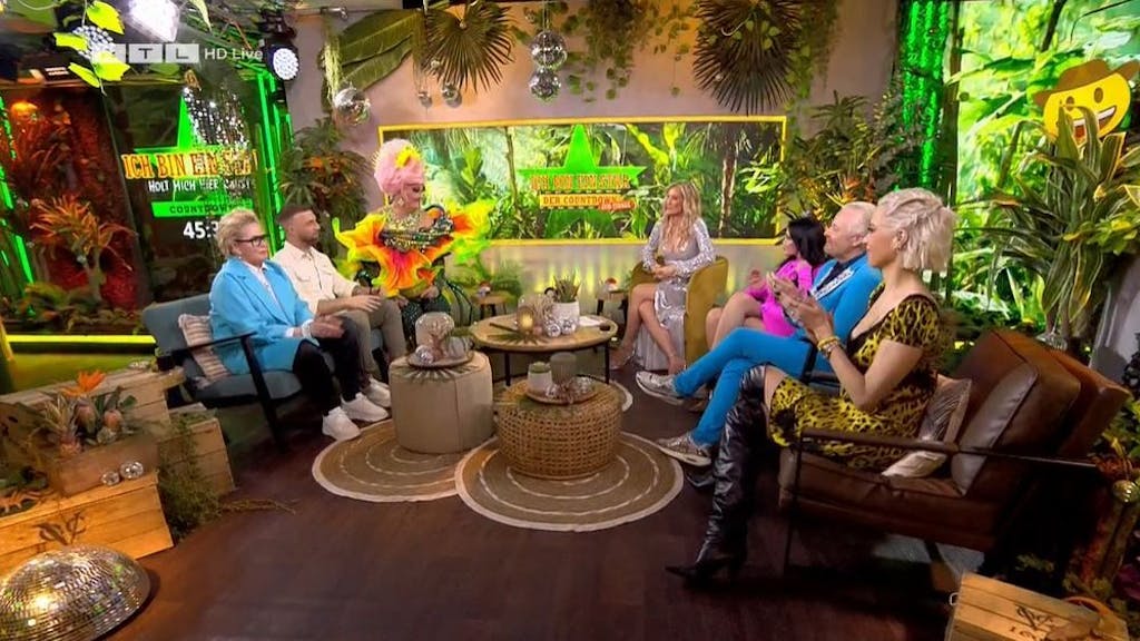 Die Moderatorinnen Olivia Jones und Angela Finger-Erben mit ihren Gästen bei der Vorab-Show zum Finale des Dschungelcamp 2024.
