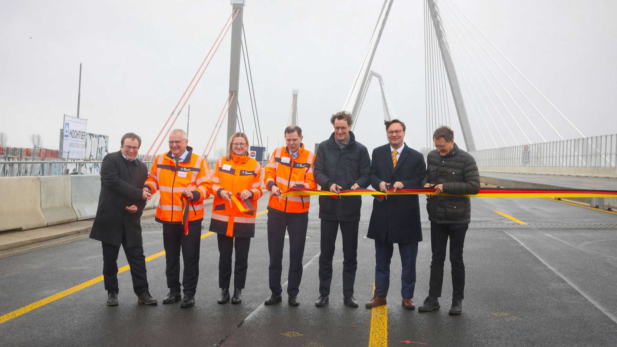 13.45 Uhr: Das Band an der ersten Brückenhälfte der neuen Leverkusener Rheinbrücke wird durchgeschnitten.

