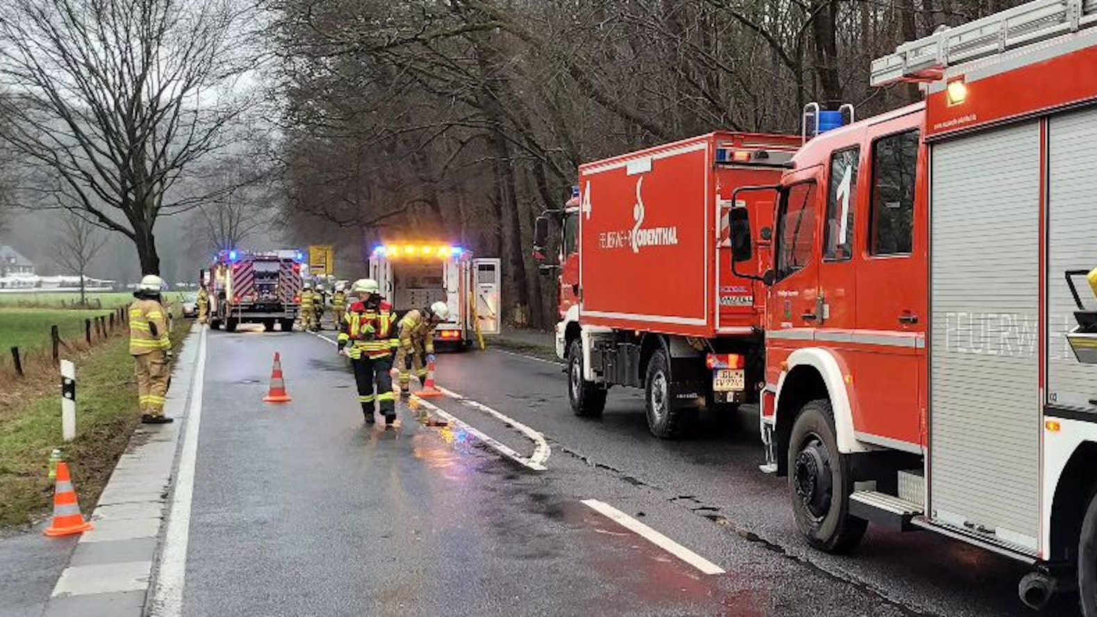 Feuerwehrfahrzeuge und Rettungskräfte bei einem Unfall auf der Altenberger-Dom-Straße in Odenthal