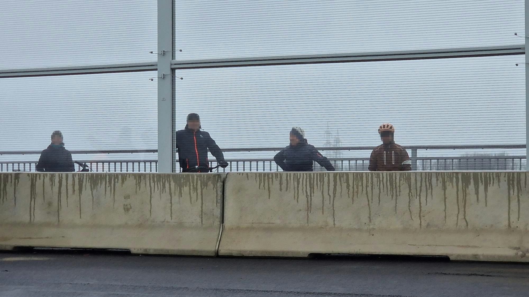 Die wahre erste Fahrt über die neue Rheinbrücke ist vier Radfahreren geglückt, die es wohl an einer Absperrung vorbei geschafft haben. Sie haben damit den Fahrrad- und Fußgängerweg neben der Autobahn unwissentlich eröffnet.