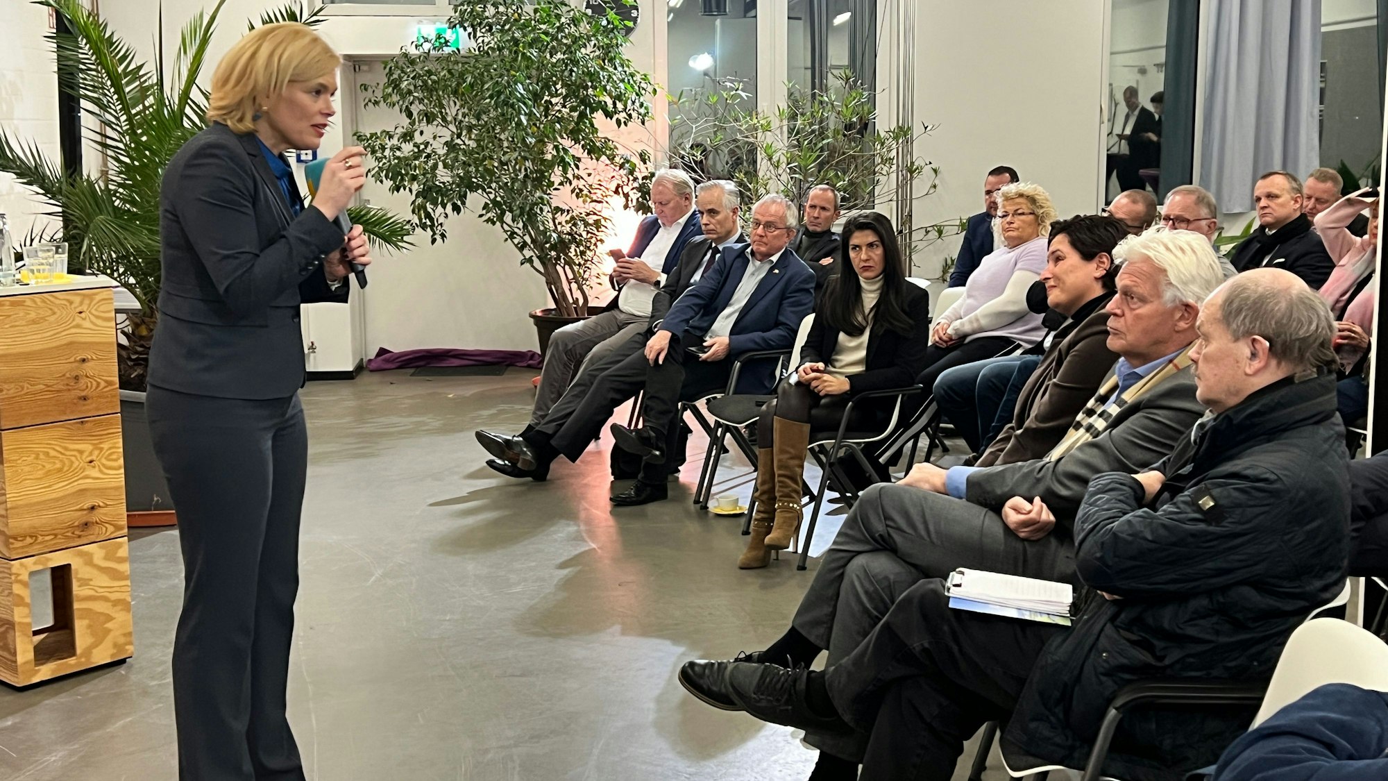 Julia Klöckner, Wirtschaftspolitische Sprecherin der CDU-Bundestagsfraktion. besucht das Probierwerk Leverkusen und spricht zu Unternehmerinnen und Unternehmern aus der Stadt und der Region.