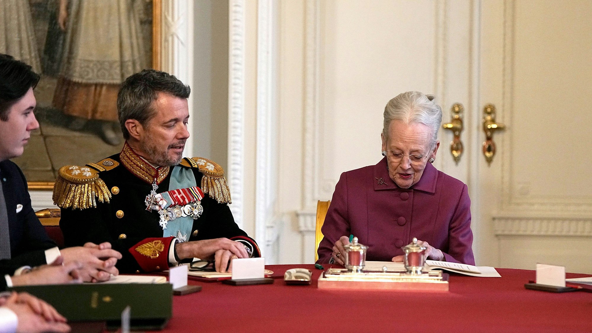 Es ist die zurückgetretene Königin Margrethe II. von Dänemark zu sehen.